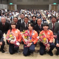 会場の参加者をバックに、記念撮影に応じる戸塚優斗選手（前列中央）ら＝相模原市中央区で2026年4月23日、佐藤浩撮影