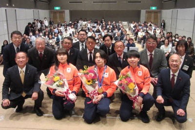 会場の参加者をバックに、記念撮影に応じる戸塚優斗選手（前列中央）ら＝相模原市中央区で2026年4月23日、佐藤浩撮影