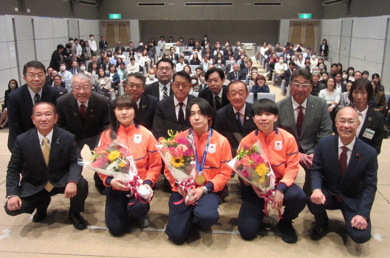 会場の参加者をバックに、記念撮影に応じる戸塚優斗選手（前列中央）ら＝相模原市中央区で2026年4月23日、佐藤浩撮影