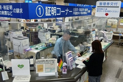 育休代替の正規職員が1人配置された住民課＝徳島市幸町2の徳島市役所で、植松晃一撮影