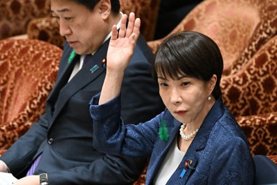 衆院内閣委員会の国家情報会議設置法案の質疑で中道改革連合・長妻昭氏の質問に挙手する高市早苗首相（手前）。奥は木原稔官房長官＝国会内で2026年4月17日午前10時16分、平田明浩撮影
