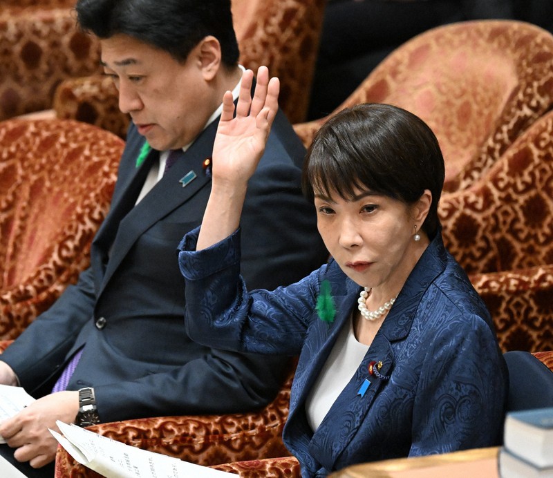 衆院内閣委員会の国家情報会議設置法案の質疑で中道改革連合・長妻昭氏の質問に挙手する高市早苗首相（手前）。奥は木原稔官房長官＝国会内で2026年4月17日午前10時16分、平田明浩撮影