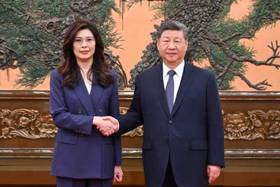 中国共産党の習近平総書記（右）と握手する台湾の最大野党、国民党の鄭麗文主席＝北京で2026年4月10日、新華社AP