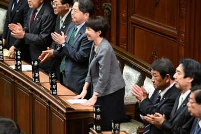 衆院本会議で「国家情報会議」設置法案が賛成多数で可決され、自席で一礼する高市早苗首相（中央）＝国会内で2026年4月23日午後1時44分、平田明浩撮影