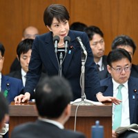 衆院厚生労働委員会で中道改革連合の早稲田夕季氏の質問に答弁する高市早苗首相（中央）。右奥は上野賢一郎厚労相＝国会内で2026年4月24日午前10時41分、平田明浩撮影