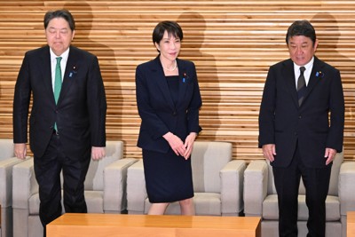 閣議に臨む高市早苗首相（中央）。右は茂木敏充外相＝首相官邸で2026年4月24日午前8時20分、平田明浩撮影