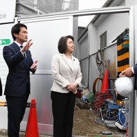 イラン情勢を受けた建設業への影響について説明を受ける（左から）立憲民主党の水岡俊一代表、中道改革連合の小川淳也代表、公明党の竹谷とし子代表＝東京都品川区で2026年4月24日、樋口淳也撮影