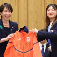 高市早苗首相（左）を表敬訪問し、日本選手団のジャージーを手渡す坂本花織さん＝首相官邸で2026年4月24日午後6時14分、猪飼健史撮影