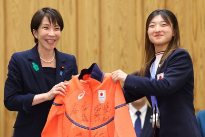 高市早苗首相（左）を表敬訪問し、日本選手団のジャージーを手渡す坂本花織さん＝首相官邸で2026年4月24日午後6時14分、猪飼健史撮影
