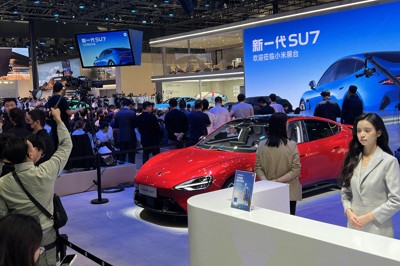 24日に開幕した北京国際モーターショー。小米科技のブースには大勢のメディアが詰めかけた＝北京市で2026年4月24日午前、松倉佑輔撮影