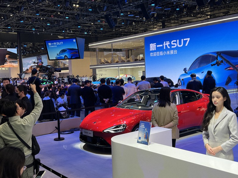 24日に開幕した北京国際モーターショー。小米科技のブースには大勢のメディアが詰めかけた＝北京市で2026年4月24日午前、松倉佑輔撮影