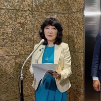 メガバンク頭取らとの会合後、記者団の取材に応じる片山さつき金融担当相＝東京都千代田区で2026年4月24日午後1時24分、高田奈実撮影