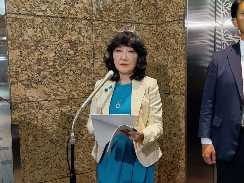 メガバンク頭取らとの会合後、記者団の取材に応じる片山さつき金融担当相＝東京都千代田区で2026年4月24日午後1時24分、高田奈実撮影