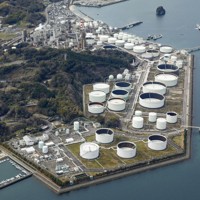 愛媛県今治市の菊間国家石油備蓄基地＝3月（共同通信社ヘリから）
