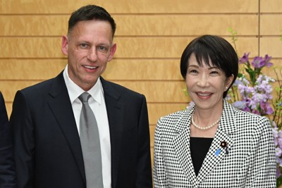 高市早苗首相（右）と面会した米データ解析大手「パランティア・テクノロジーズ」のピーター・ティール会長＝首相官邸で2026年3月5日午後3時20分、平田明浩撮影