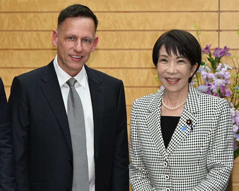 高市早苗首相（右）と面会した米データ解析大手「パランティア・テクノロジーズ」のピーター・ティール会長＝首相官邸で2026年3月5日午後3時20分、平田明浩撮影