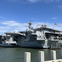 斜め後ろから見た、米空母「ジョージ・H・W・ブッシュ」＝米南部バージニア州ノーフォークで2025年4月30日、西田進一郎