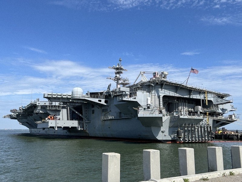 斜め後ろから見た、米空母「ジョージ・H・W・ブッシュ」＝米南部バージニア州ノーフォークで2025年4月30日、西田進一郎