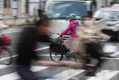 道路を横断する自転車の利用者たち＝東京都墨田区で2026年3月27日午前10時半、後藤由耶撮影