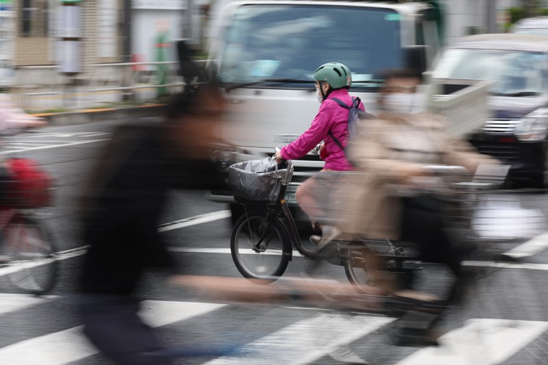 道路を横断する自転車の利用者たち＝東京都墨田区で2026年3月27日午前10時半、後藤由耶撮影