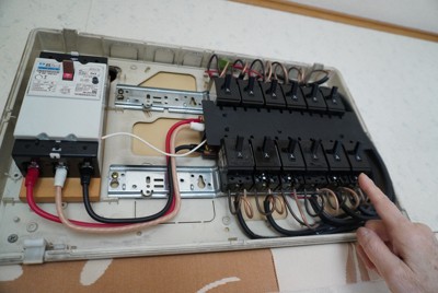 被害に遭った女性宅のブレーカー。作業員はこれを見て38万円を請求した＝東京都足立区で2026年4月13日午前10時52分、長屋美乃里撮影
