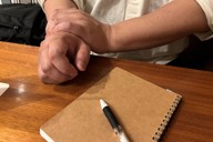 絆ホールディングス傘下の事業所から解雇通知を受け取った男性。高齢の両親もおり、仕事を失ったことへの不安は消えない＝大阪市北区で2026年4月6日午後6時1分、長沼辰哉撮影