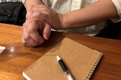 絆ホールディングス傘下の事業所から解雇通知を受け取った男性。高齢の両親もおり、仕事を失ったことへの不安は消えない＝大阪市北区で2026年4月6日午後6時1分、長沼辰哉撮影