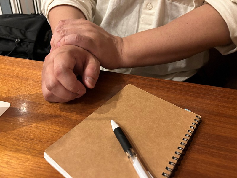 絆ホールディングス傘下の事業所から解雇通知を受け取った男性。高齢の両親もおり、仕事を失ったことへの不安は消えない＝大阪市北区で2026年4月6日午後6時1分、長沼辰哉撮影