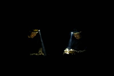 ガマで遺骨収集する浜田哲二さん（右）と妻律子さん＝沖縄県糸満市で2025年5月16日、喜屋武真之介撮影
