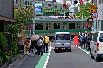 複数路線の列車を撮影できる「青山街道踏切」＝東京都渋谷区で、山下俊輔撮影