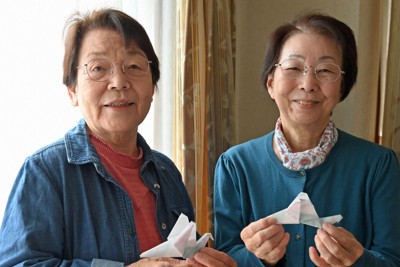 折り紙で折ったハトを手にする山下しのぶさん（左）と今井セイ子さん＝大阪府寝屋川市で2026年4月18日、川平愛撮影