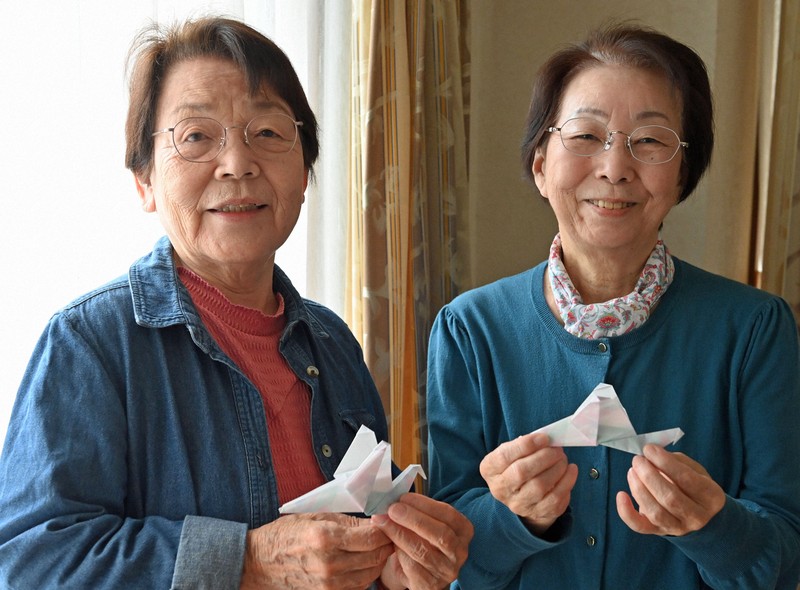 折り紙で折ったハトを手にする山下しのぶさん（左）と今井セイ子さん＝大阪府寝屋川市で2026年4月18日、川平愛撮影