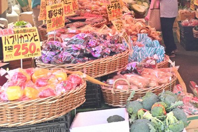 スーパーの店頭に並んだ野菜。包装フィルムに包まれ陳列されている＝東京都練馬区で2026年4月16日午前10時40分、古瀬弘治撮影