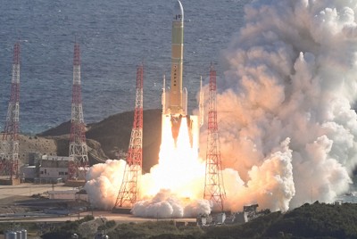 準天頂衛星「みちびき5号機」を搭載して上昇するH3ロケット8号機＝鹿児島県南種子町の種子島宇宙センターで2025年12月22日午前10時51分、本社ヘリから上入来尚撮影