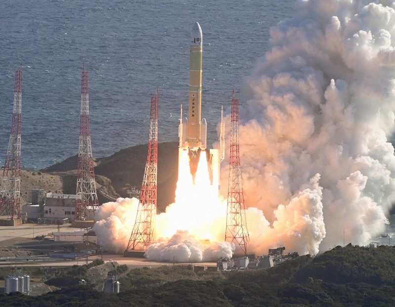 準天頂衛星「みちびき5号機」を搭載して上昇するH3ロケット8号機＝鹿児島県南種子町の種子島宇宙センターで2025年12月22日午前10時51分、本社ヘリから上入来尚撮影
