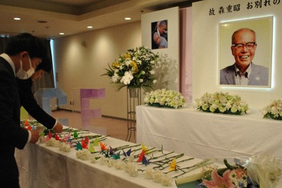 献花台が設けられた森重昭さんのお別れの会＝広島市中区の広島国際会議場で2026年4月24日午後1時23分、関東晋慈撮影