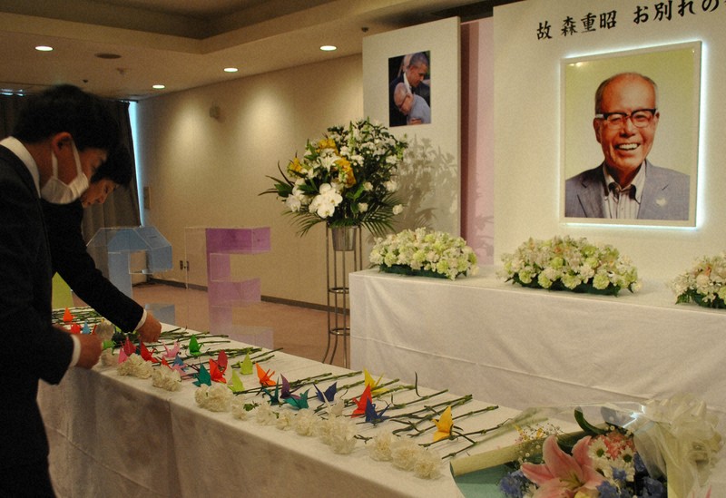 献花台が設けられた森重昭さんのお別れの会＝広島市中区の広島国際会議場で2026年4月24日午後1時23分、関東晋慈撮影