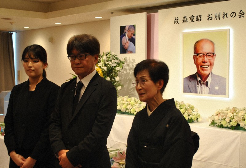 森重昭さんの遺志を受け継ぎたいと語る妻佳代子さん（右）、長男佳昭さん（右から2人目）ら＝広島市中区の広島国際会議場で2026年4月24日午後1時41分、関東晋慈撮影