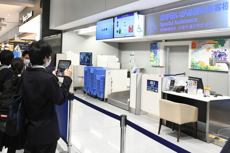 大阪・泉南と能登の生徒の絵、ANA機CAエプロンと紙コップに | 毎日新聞