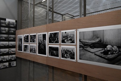 劣悪な病院内の様子を写したアーネスト・コール氏の写真群＝京都市左京区の京都市京セラ美術館で2026年4月17日午前11時5分、南陽子撮影