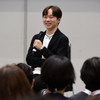世界獣医師会大会のトークセッションで、自身の体調管理などについて語る鍵山優真選手＝東京都千代田区の東京国際フォーラムで2026年4月24日午前11時5分、玉井滉大撮影
