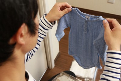 「子どもが着ていたベビー服が捨てられない」と話す人は多い（写真はイメージ）＝東京都内で2026年4月21日午後4時36分、山本萌撮影