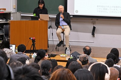 参加者からの質疑に応じる哲学者のピーター・シンガー氏（中央）＝東京都目黒区の東大駒場キャンパスで2026年4月18日、仲間礼撮影