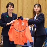 高市早苗首相を表敬訪問し、日本選手団のジャージーを手渡すフィギュアスケートの坂本花織さん＝首相官邸で2026年4月24日午後6時14分、猪飼健史撮影