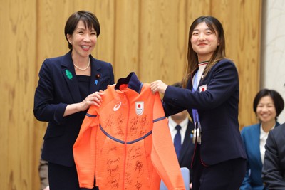 高市早苗首相を表敬訪問し、日本選手団のジャージーを手渡すフィギュアスケートの坂本花織さん＝首相官邸で2026年4月24日午後6時14分、猪飼健史撮影