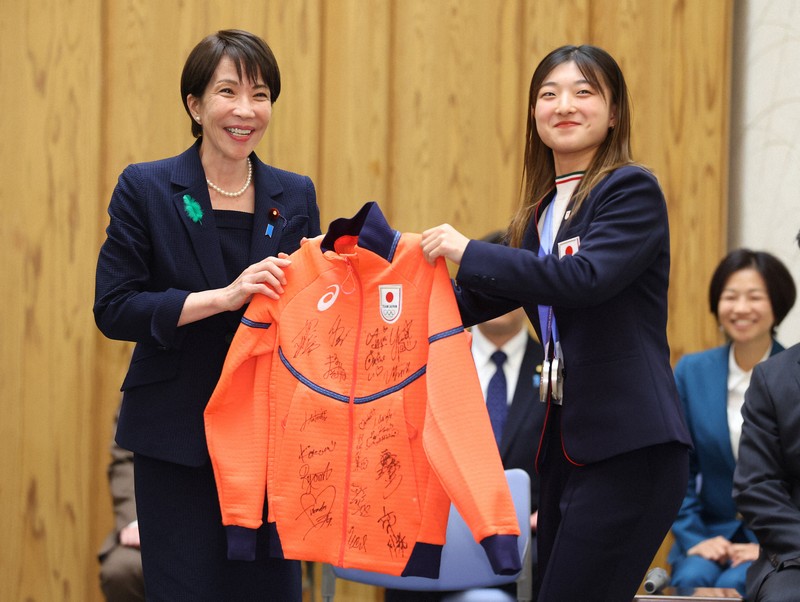 高市早苗首相を表敬訪問し、日本選手団のジャージーを手渡すフィギュアスケートの坂本花織さん＝首相官邸で2026年4月24日午後6時14分、猪飼健史撮影