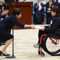 高市早苗首相を表敬訪問し、感謝状を受け取るアルペンスキーの村岡桃佳さん（右）＝首相官邸で2026年4月24日午後6時39分、猪飼健史撮影
