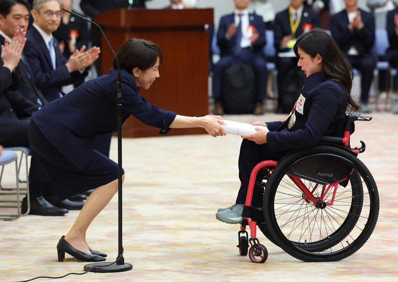 高市早苗首相を表敬訪問し、感謝状を受け取るアルペンスキーの村岡桃佳さん（右）＝首相官邸で2026年4月24日午後6時39分、猪飼健史撮影