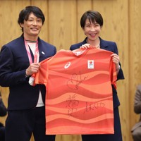 高市早苗首相を表敬訪問し、日本選手団のTシャツを手渡すスノーボードの小栗大地さん（左）＝首相官邸で2026年4月24日午後6時14分、猪飼健史撮影
