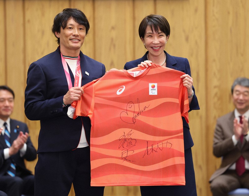 高市早苗首相を表敬訪問し、日本選手団のTシャツを手渡すスノーボードの小栗大地さん（左）＝首相官邸で2026年4月24日午後6時14分、猪飼健史撮影